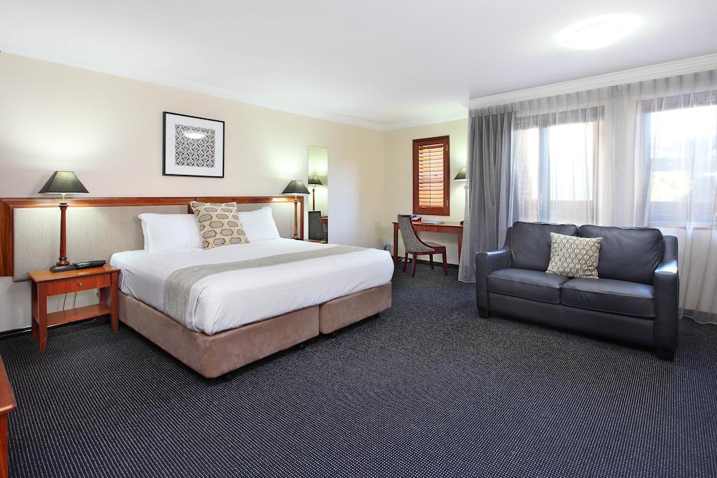 Ramada By Wyndham Brisbane Windsor Hotel Room photo