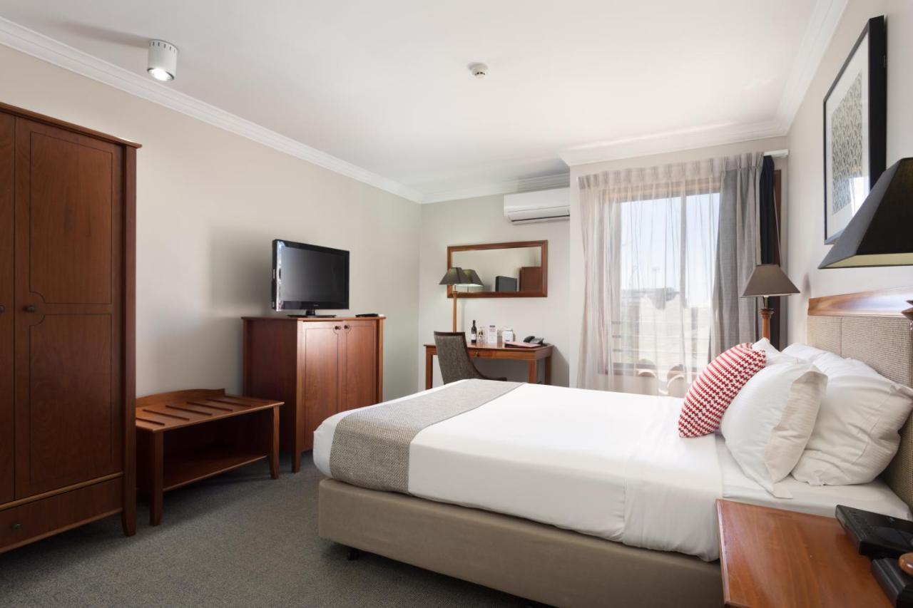 Ramada By Wyndham Brisbane Windsor Hotel Exterior photo