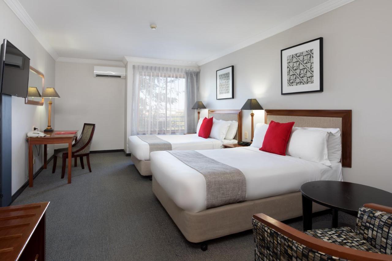Ramada By Wyndham Brisbane Windsor Hotel Exterior photo